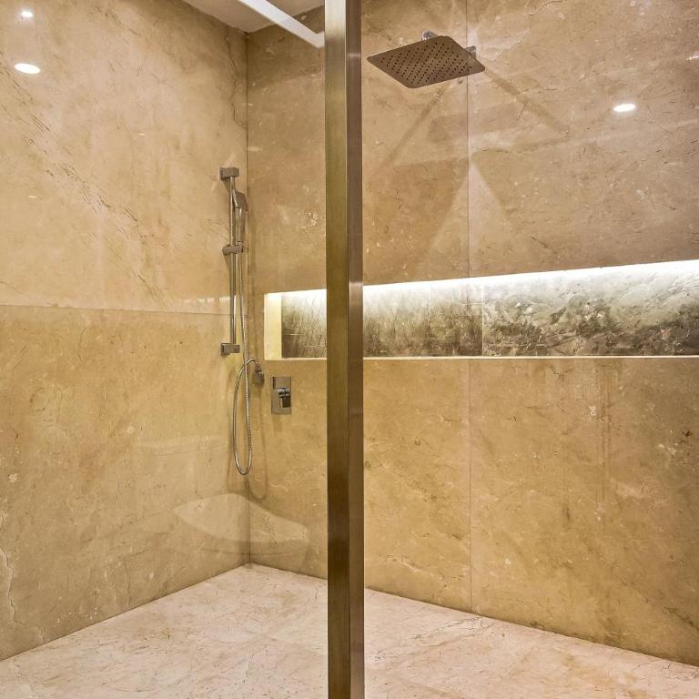 Upscale oceanfront condo with extensive balcony, pool & ocean views - Casa - 39