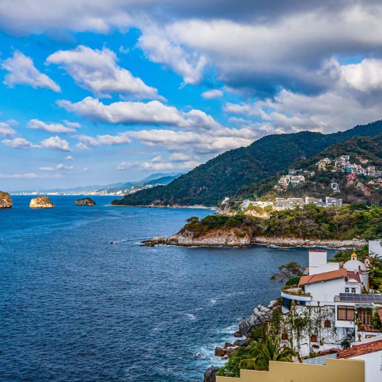 Upscale oceanfront condo with extensive balcony, pool & ocean views - Casa - 60