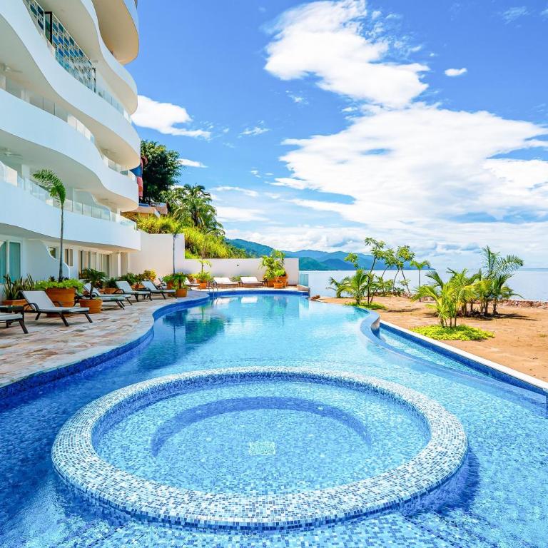 Luxe 2nd-floor condo with endless ocean views, pool, spa & balcony - Casa - 3