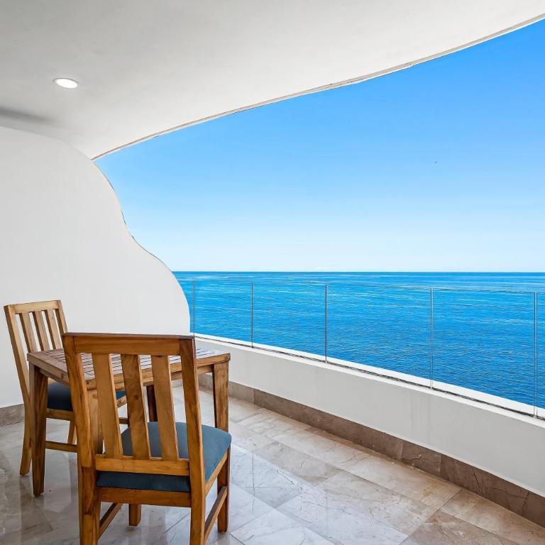Luxurious upscale condo w/ wraparound oceanfront view & shared pool - Casa - 23