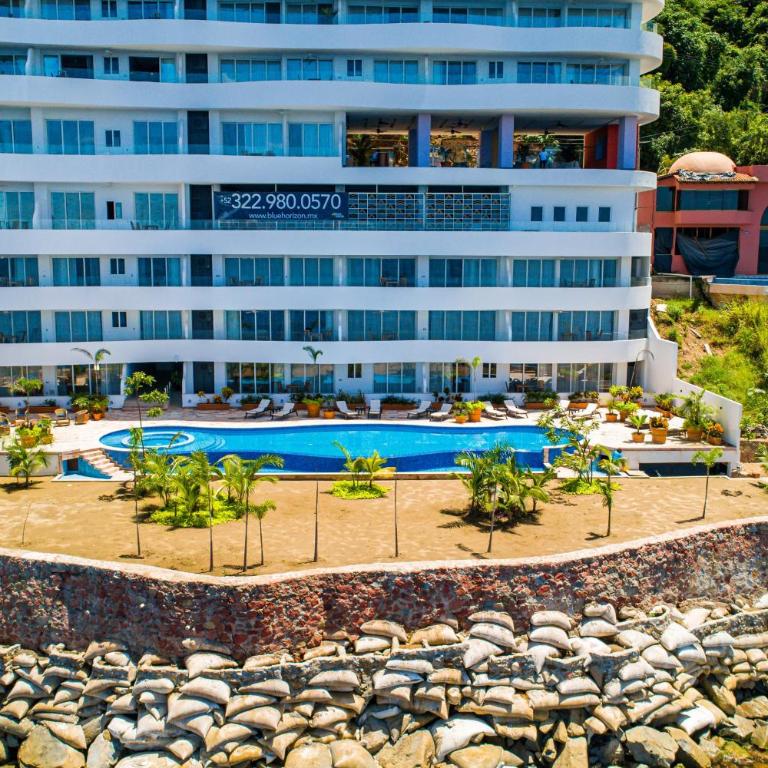 Upscale oceanfront condo with extensive balcony, pool & ocean views - Casa - 1