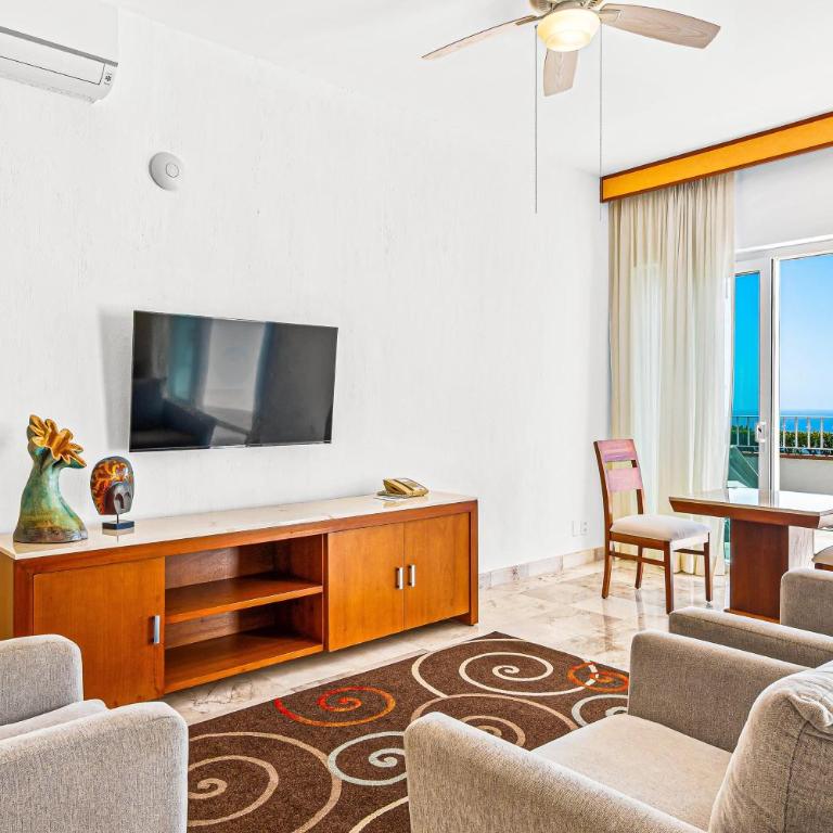 Elegant oceanview suite with heated pool, private hot tub & terrace dining - Vacation Home - 7