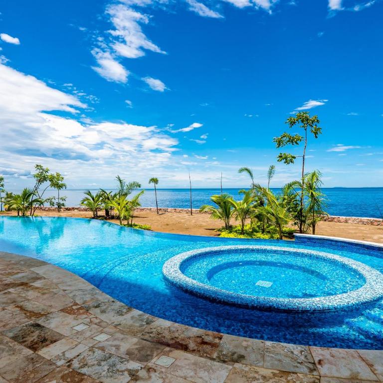Upscale oceanfront condo with extensive balcony, pool & ocean views - Casa - 48