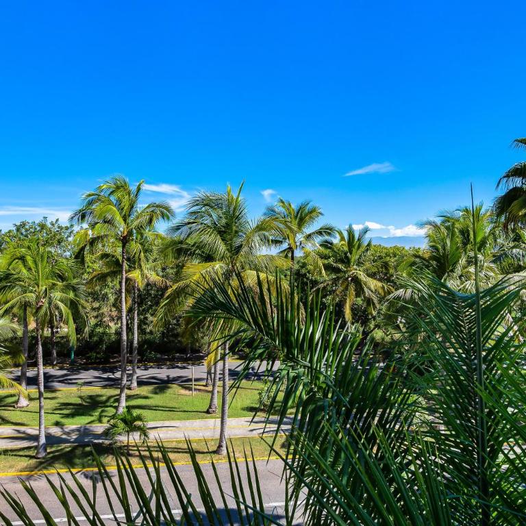 2nd-floor condo with private balcony, on-site pool & billiards - Casa - 34