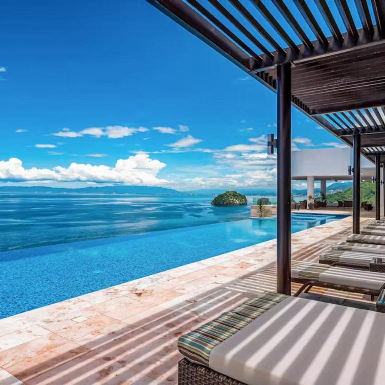 Upscale oceanfront condo with extensive balcony, pool & ocean views - Casa - 53