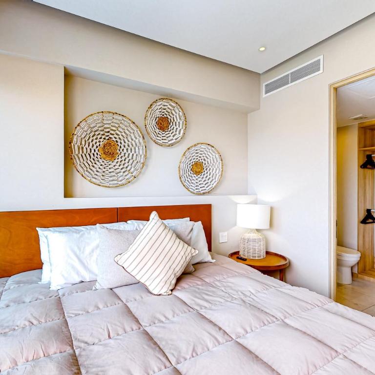Updated condo with sweeping views, pools, fitness room, balcony, W/D, and AC - Casa - 11