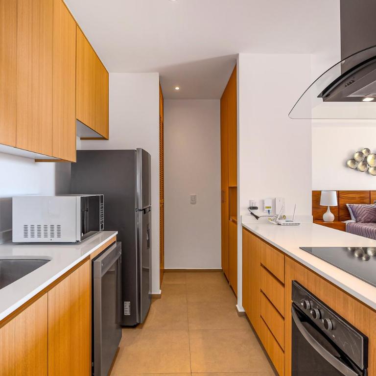 Oceanfront condo with a full kitchen, pool, & beach access - Casa - 12