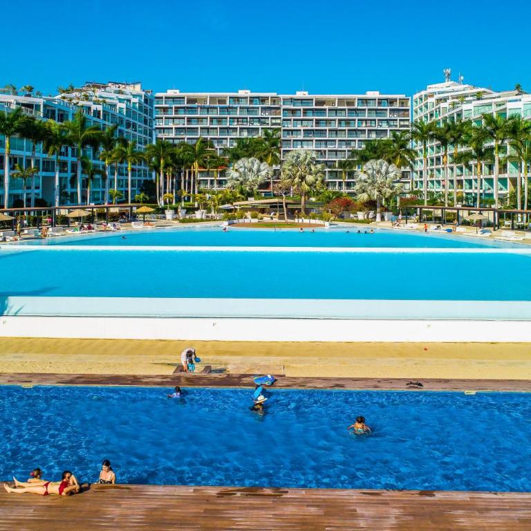 Oceanfront condo with a full kitchen, pool, & beach access - Casa - 20