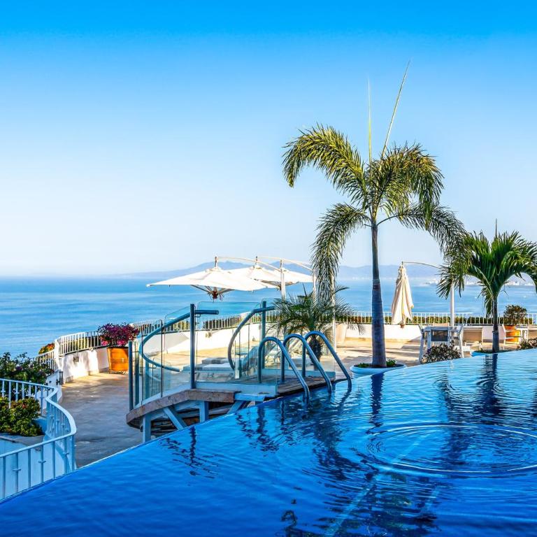 Upscale coastal suite with private terrace, ocean views, pool & hot tub - Vacation Home - 47