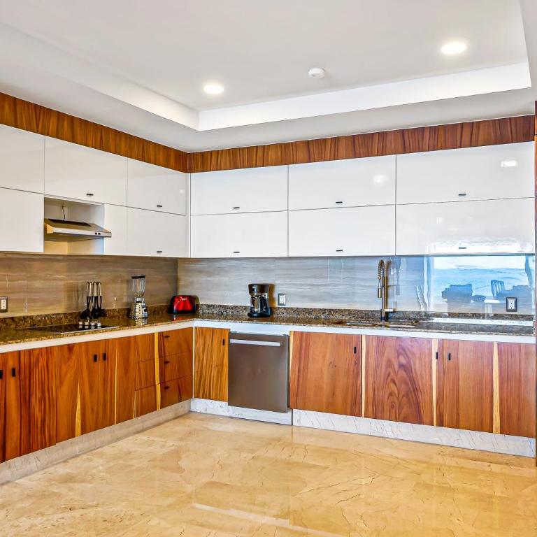 Luxe 2nd-floor condo with endless ocean views, pool, spa & balcony - Casa - 10