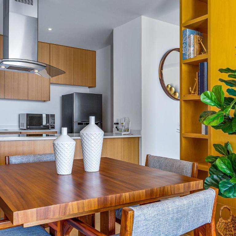 Oceanfront condo with a full kitchen, pool, & beach access - Casa - 10
