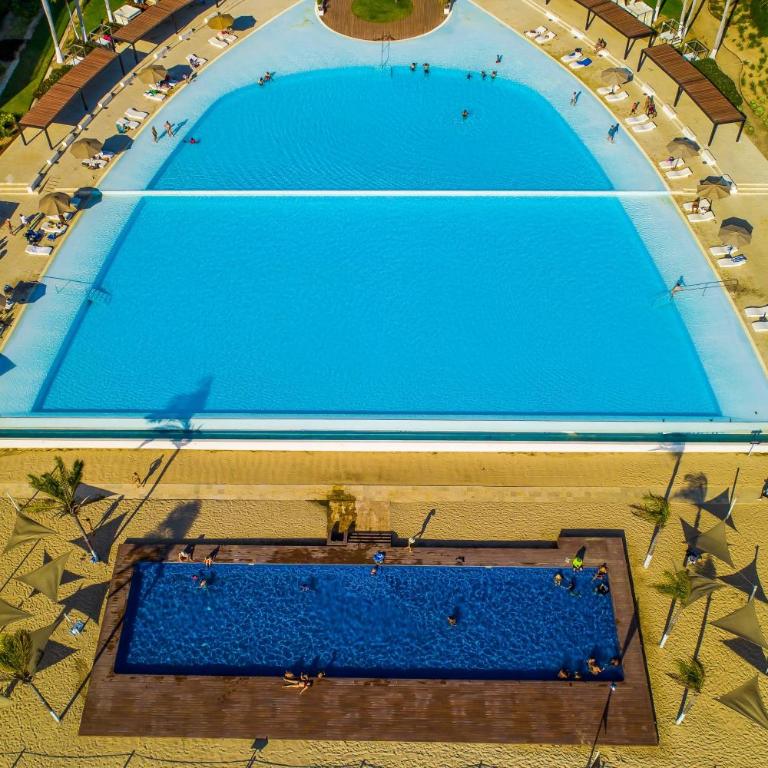 Oceanfront condo with a full kitchen, pool, & beach access - Casa - 21