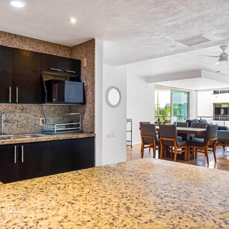 Stylish condo with covered balcony, pool & pool tables - Casa - 12
