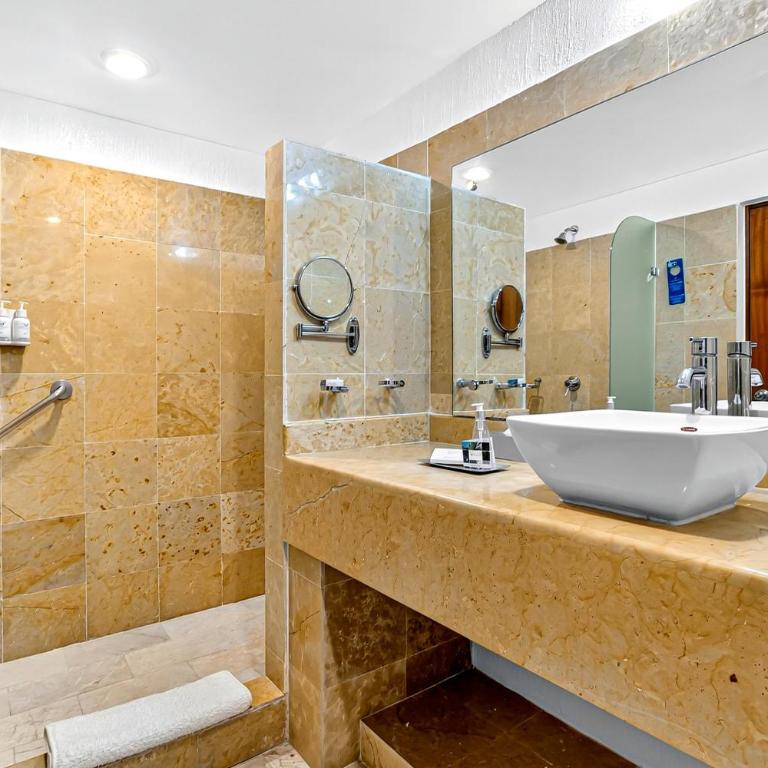 Upscale coastal suite with private terrace, ocean views, pool & hot tub - Vacation Home - 25