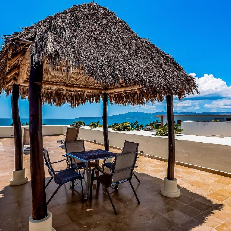2nd-floor condo with private balcony, on-site pool & billiards - Casa - 29