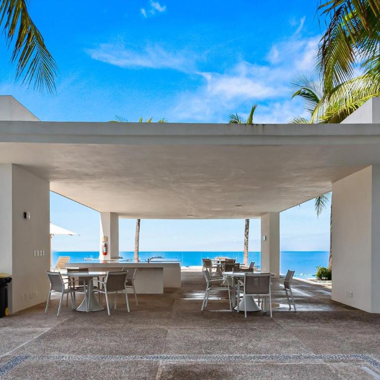 Luxury oceanfront apartment with private balcony, rooftop pool & gym access - Casa - 37