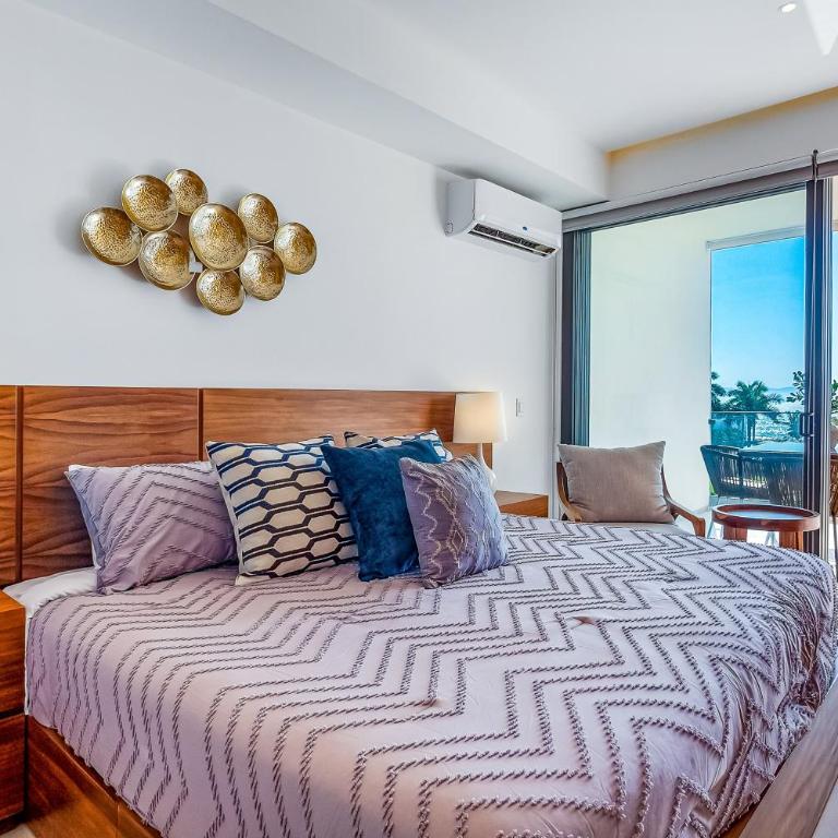 Oceanfront condo with a full kitchen, pool, & beach access - Casa - 14