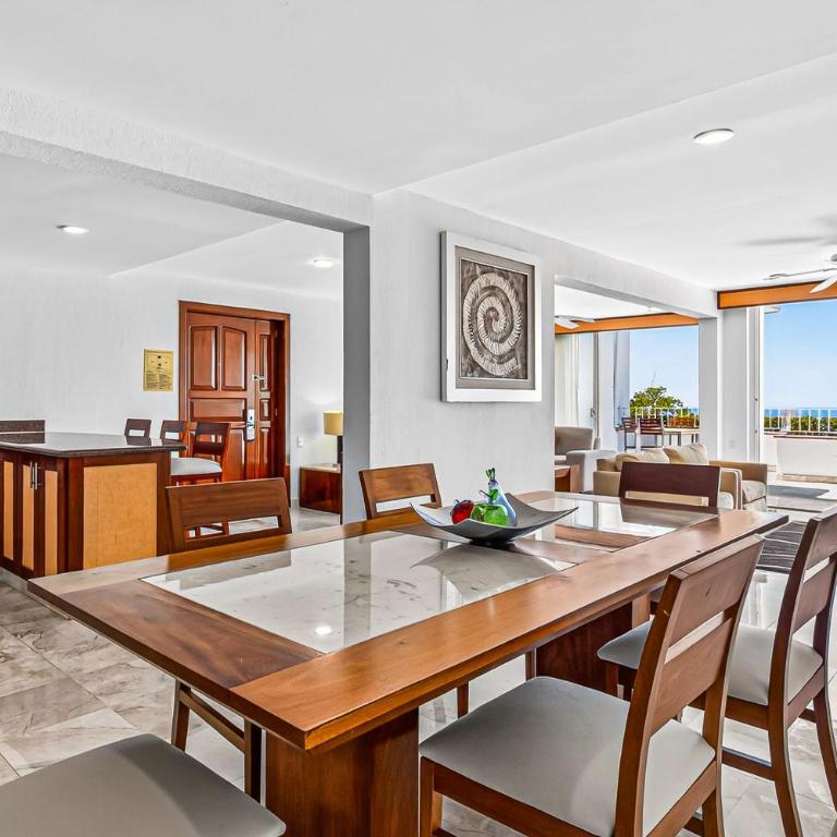 Upscale coastal suite with private terrace, ocean views, pool & hot tub - Vacation Home - 11