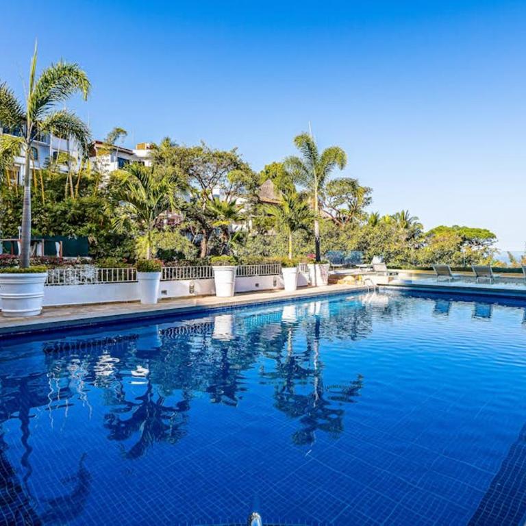 Modern hillside suite with balcony, city view, pools, gym & full kitchen - Vacation Home - 31