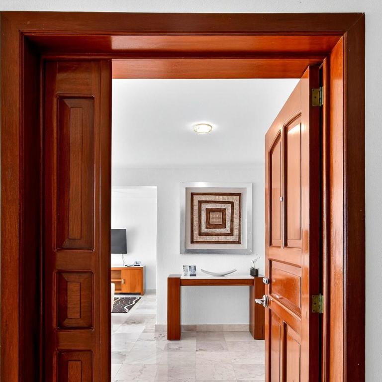 Upscale coastal suite with private terrace, ocean views, pool & hot tub - Vacation Home - 3