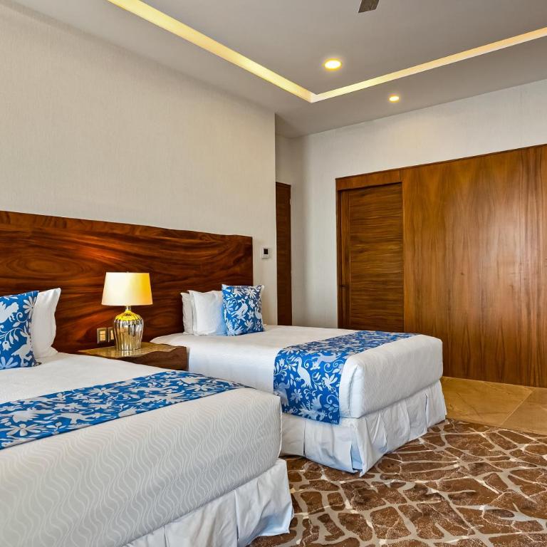 Upscale oceanfront condo with extensive balcony, pool & ocean views - Casa - 25