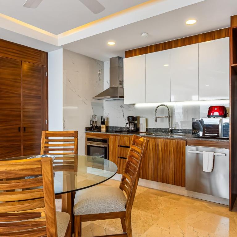 Luxurious upscale condo w/ wraparound oceanfront view & shared pool - Casa - 15