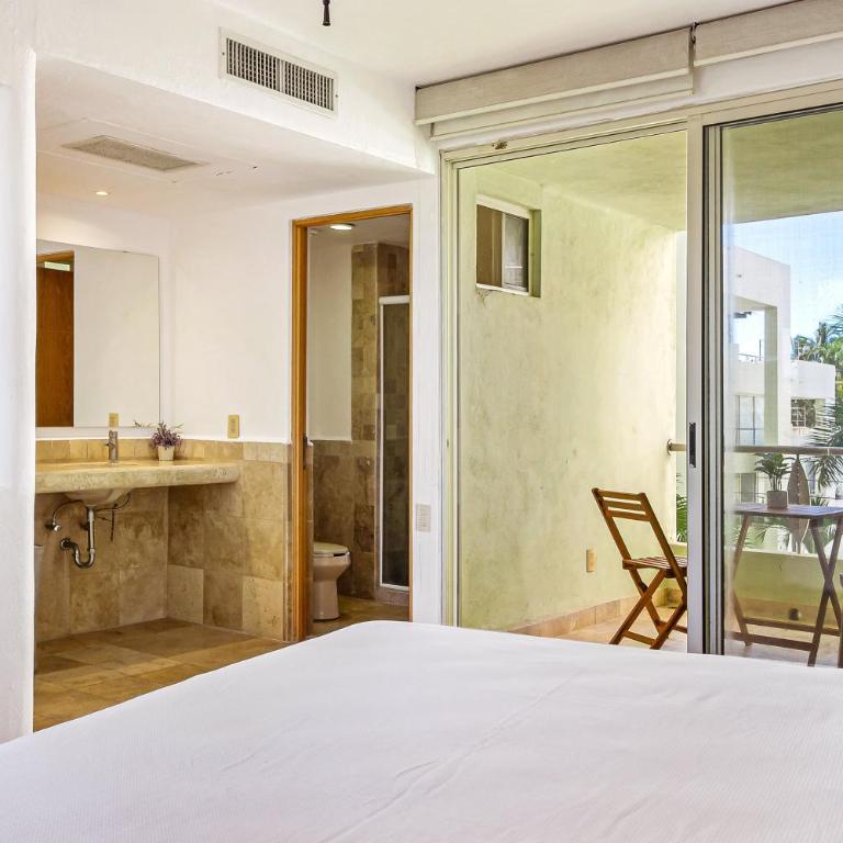 2nd-floor condo with private balcony, on-site pool & billiards - Casa - 16