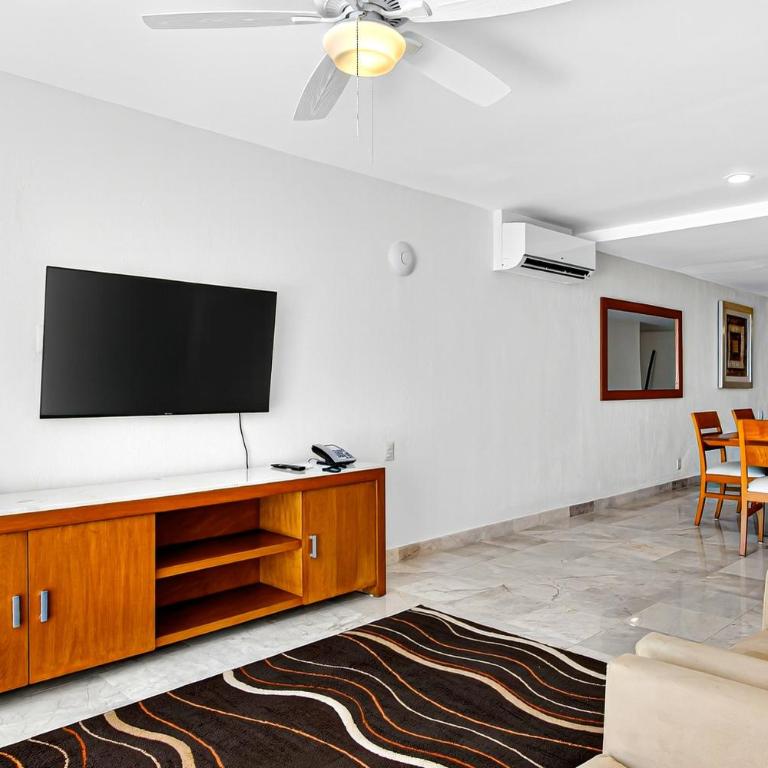 Upscale coastal suite with private terrace, ocean views, pool & hot tub - Vacation Home - 7