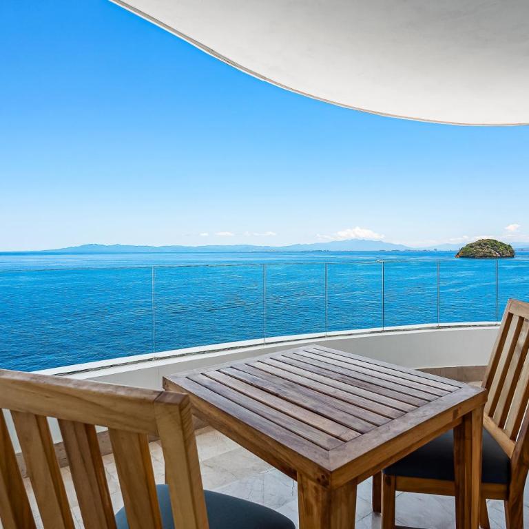 Luxurious upscale condo w/ wraparound oceanfront view & shared pool - Casa - 25