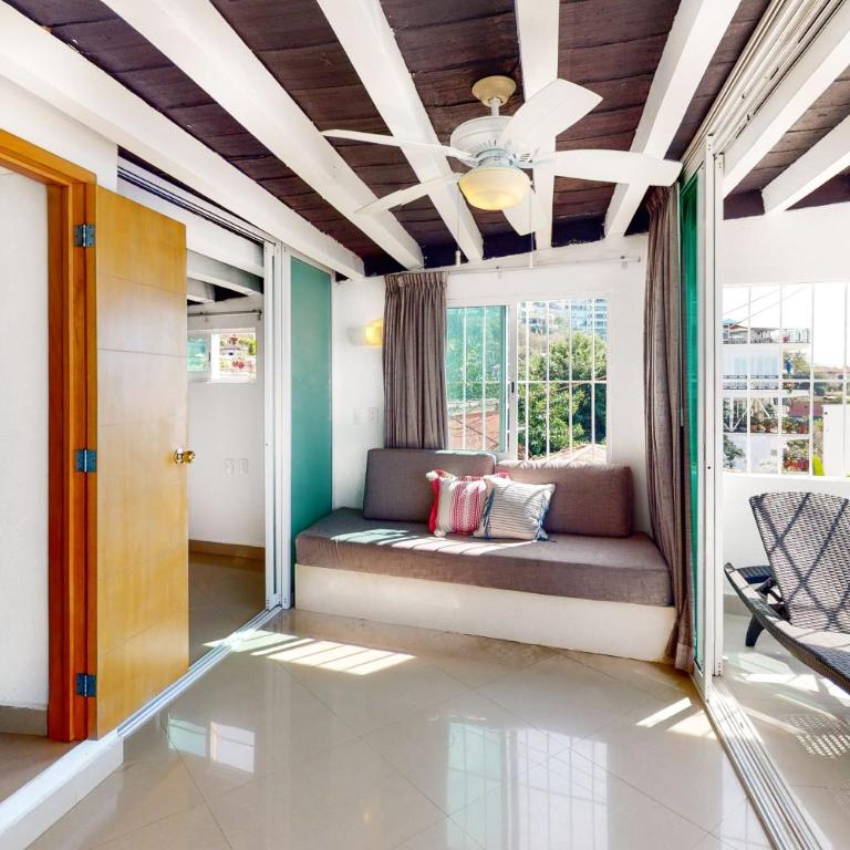 Modern & bright condo with ocean views & pool - walk to the beach - Vacation Home - 3