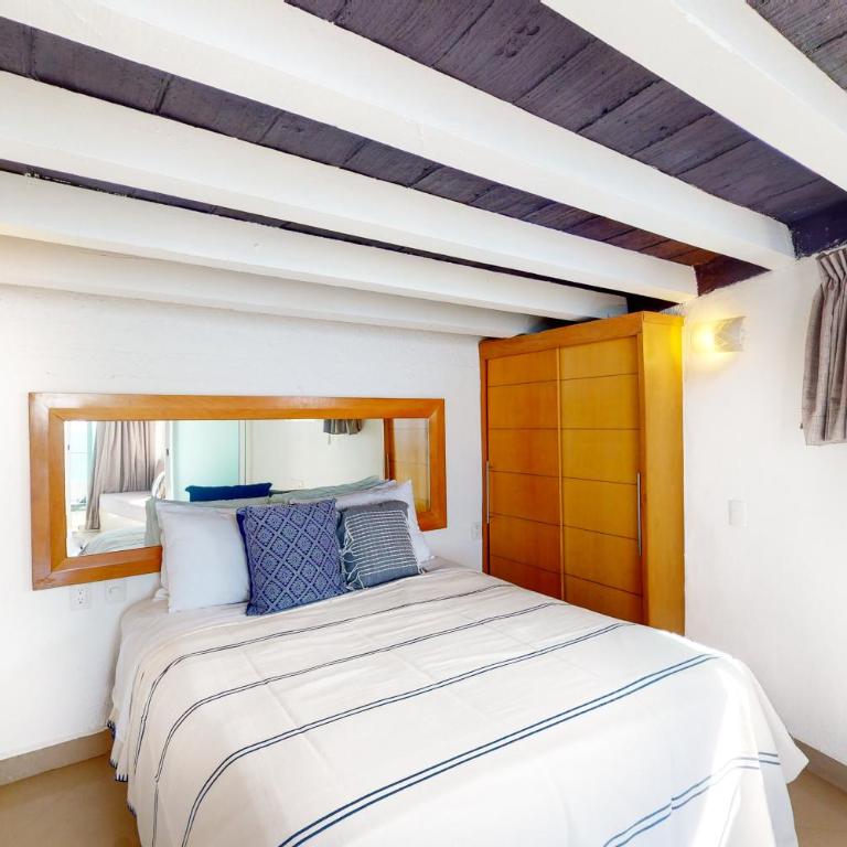 Modern & bright condo with ocean views & pool - walk to the beach - Vacation Home - 10