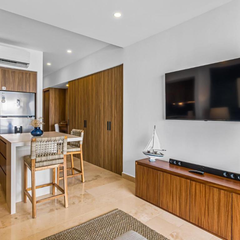 Stylish oceanfront condo with infinity pool, rooftop deck & beach access - Vacation Home - 6
