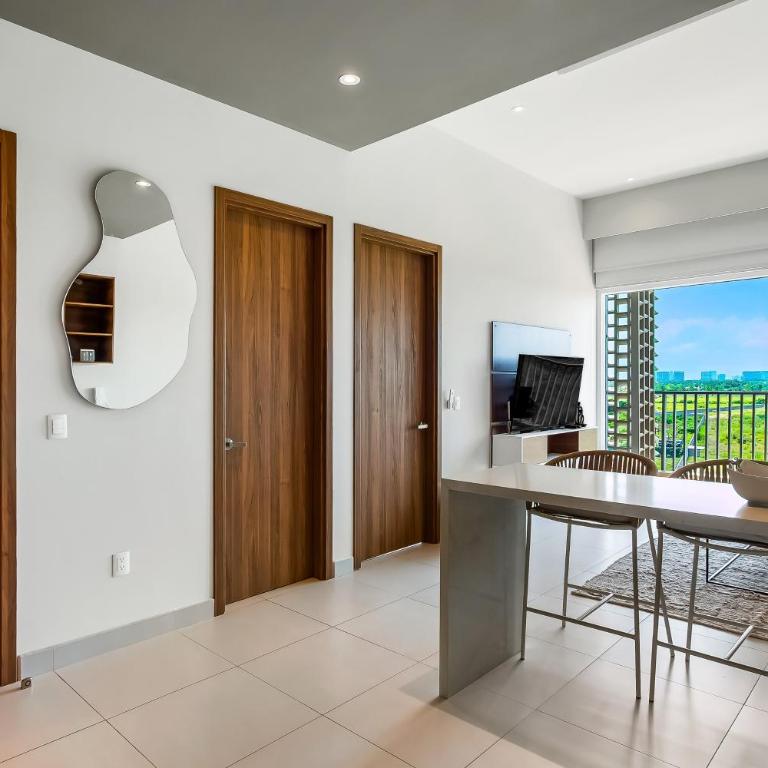 5th-floor apt near the ocean with infinity rooftop pool, balcony, washer/dryer - Casa - 7