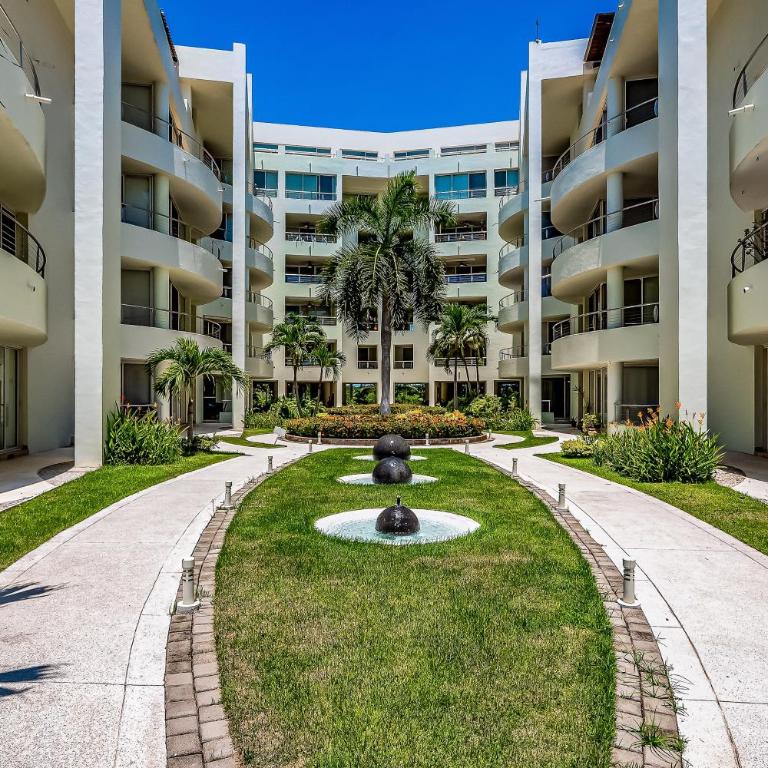 2nd-floor condo with private balcony, on-site pool & billiards - Casa - 3