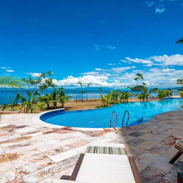 Upscale oceanfront condo with extensive balcony, pool & ocean views - Casa - 50