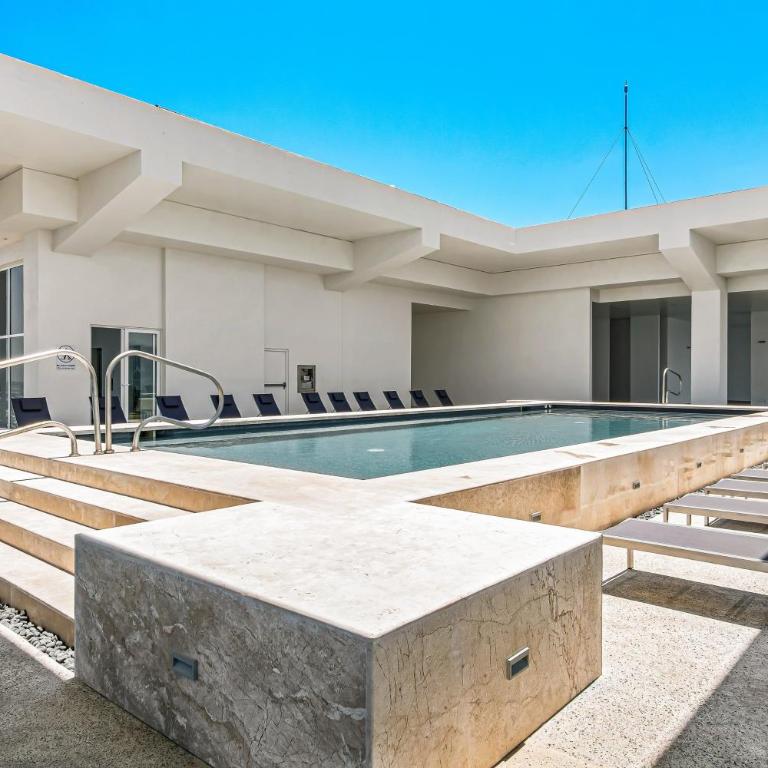 Stylish oceanfront condo with infinity pool, rooftop deck & beach access - Vacation Home - 36