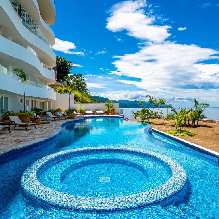 Upscale oceanfront condo with extensive balcony, pool & ocean views - Casa - 49