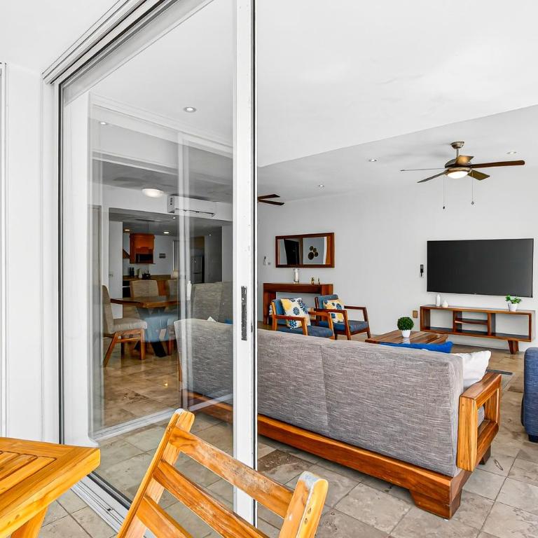 Bright coastal apartment with pool, balcony & beach access close by - Casa - 8