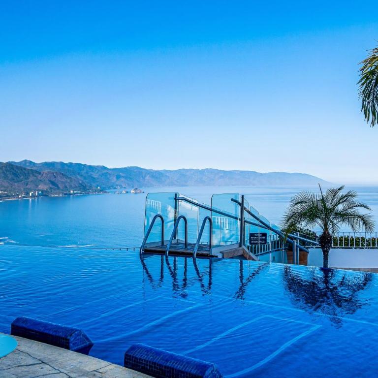 Upscale coastal suite with private terrace, ocean views, pool & hot tub - Vacation Home - 46