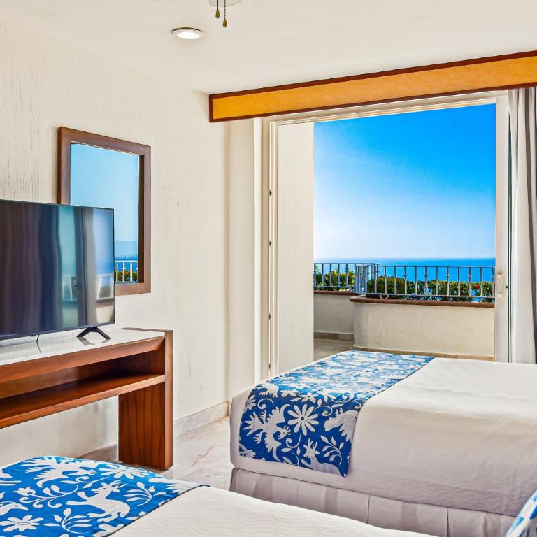 Elegant oceanview suite with heated pool, private hot tub & terrace dining - Vacation Home - 15