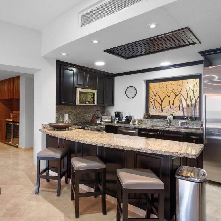 Cozy beachfront apartment with stunning ocean views and resort amenities - Vacation Home - 23