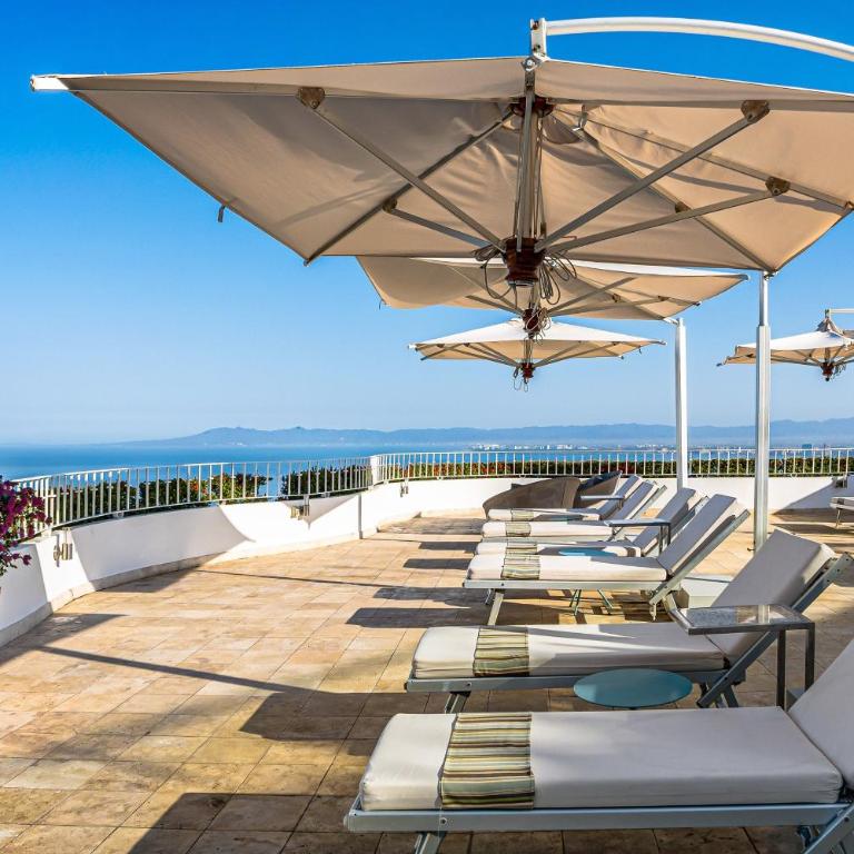 Upscale coastal suite with private terrace, ocean views, pool & hot tub - Vacation Home - 40