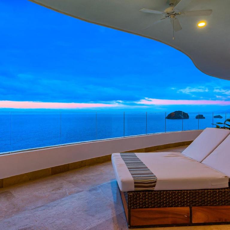 Upscale oceanfront condo with extensive balcony, pool & ocean views - Casa - 23