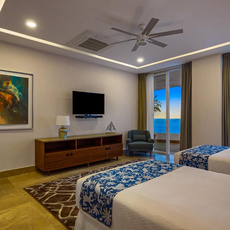Upscale oceanfront condo with extensive balcony, pool & ocean views - Casa - 27