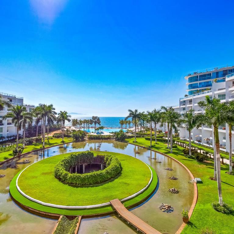 Oceanfront condo with a full kitchen, pool, & beach access - Casa - 23