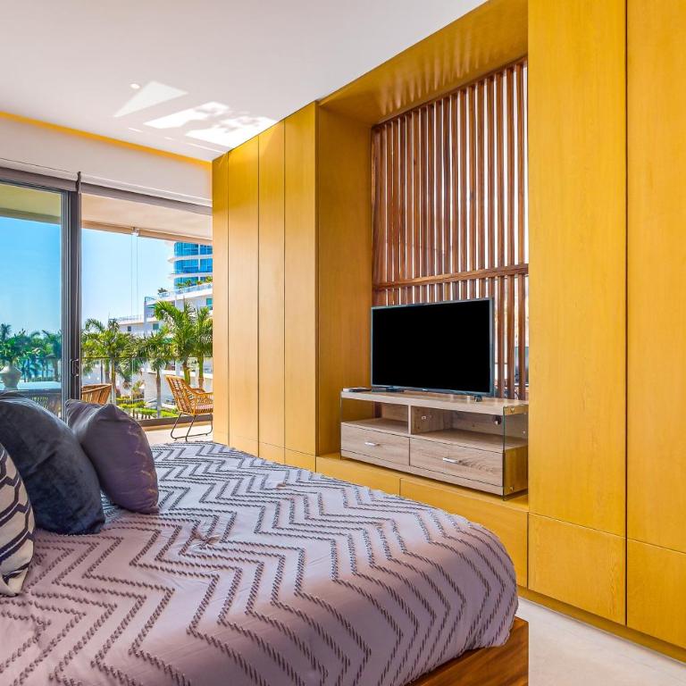 Oceanfront condo with a full kitchen, pool, & beach access - Casa - 15