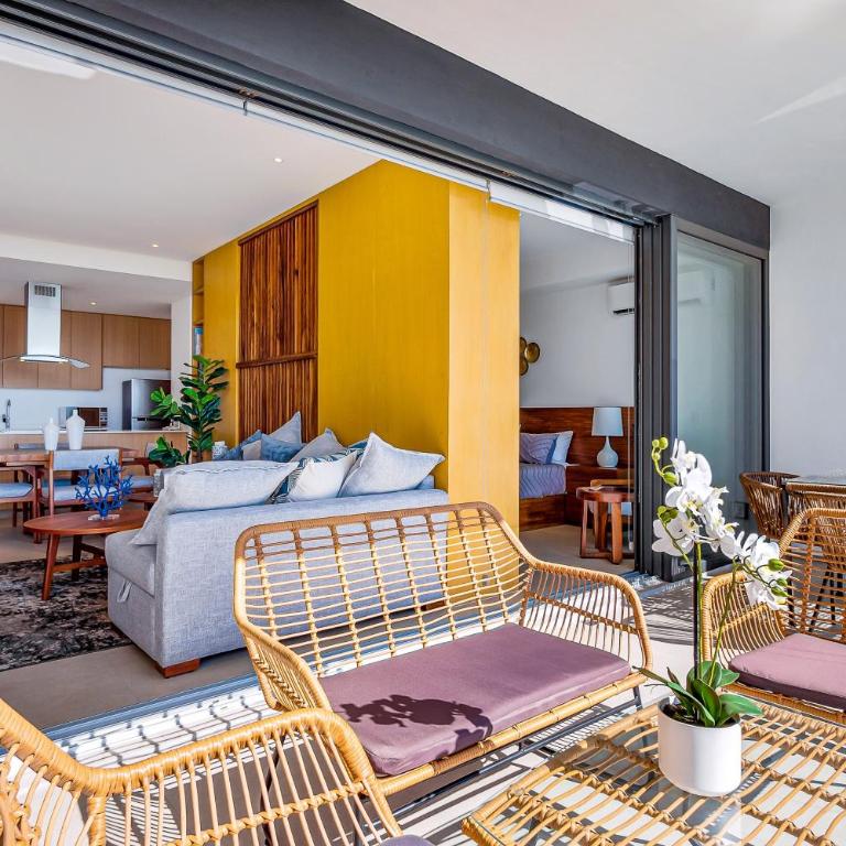 Oceanfront condo with a full kitchen, pool, & beach access - Casa - 6