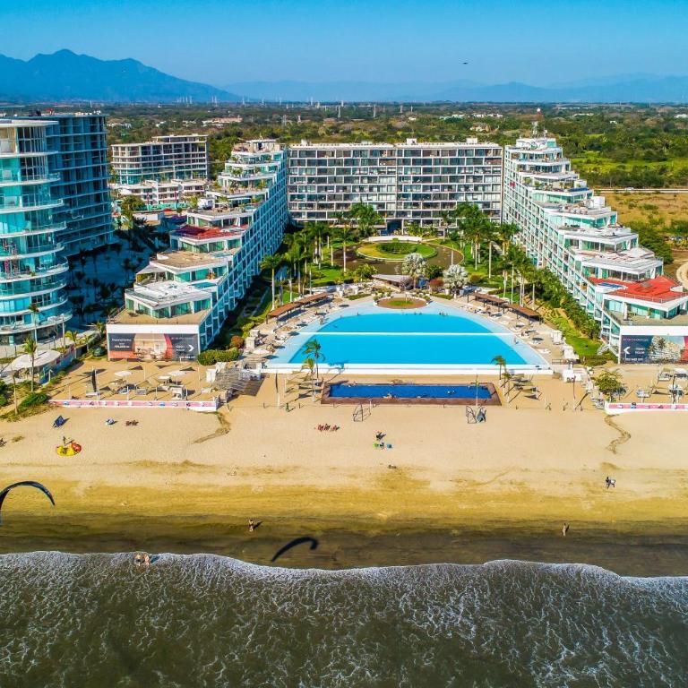 Oceanfront condo with a full kitchen, pool, & beach access - Casa - 19