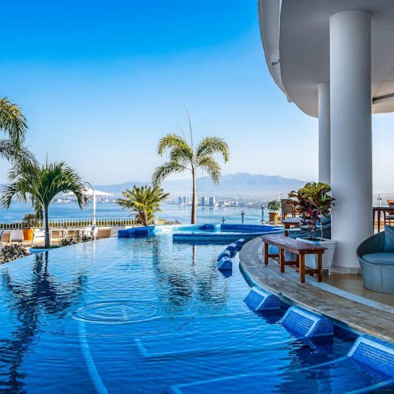 Modern hillside suite with balcony, city view, pools, gym & full kitchen - Vacation Home - 30
