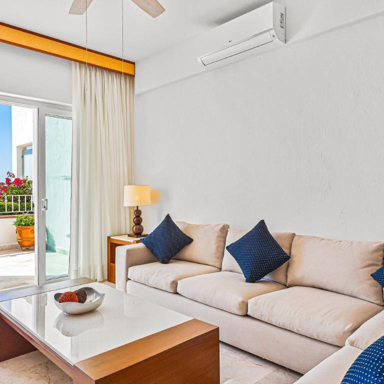 Elegant oceanview suite with heated pool, private hot tub & terrace dining - Vacation Home - 3